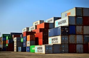 Lageroptimering är en del av ett effektivt supply chain flöde. Illustration visar Maersk containrar som är staplade på varandra.