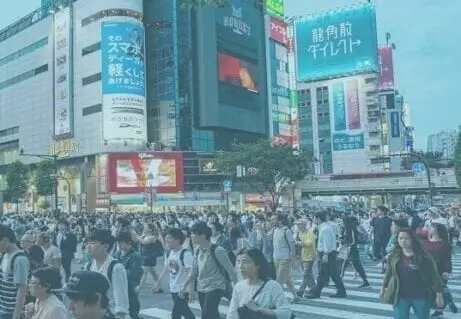 Människor som går på en gata Tokyo illustrerar globala inköp Asien.