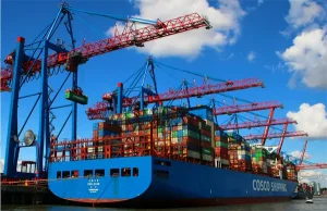 Webininar inköpsarens roll i logistikens kostnadsutveckling. Bilden föreställer lastfartyg med containrar